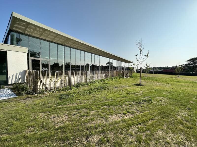 Abords paysagers rénovés du centre aquatique de Lesparre-Médoc