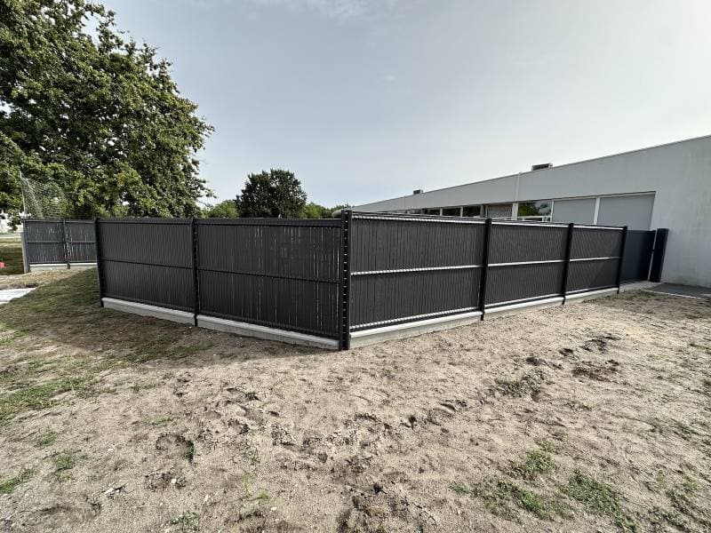 Clôture et portail coulissant aluminium de l’école publique de Vendays-Montalivet