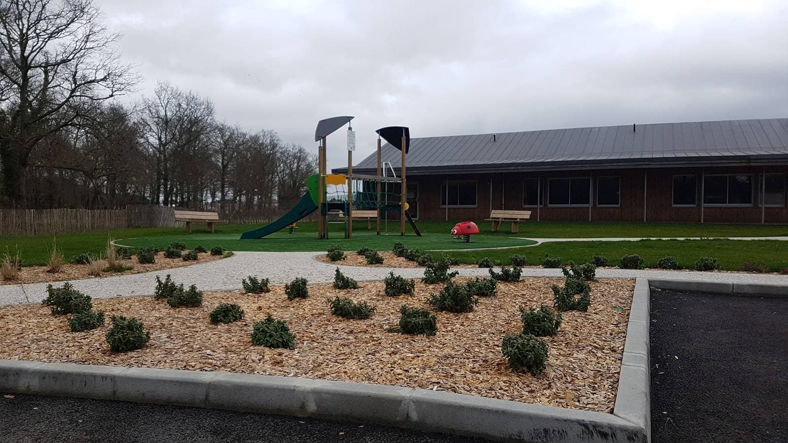 Aire de jeux, cheminements et massifs de l’école publique de Vendays-Montalivet