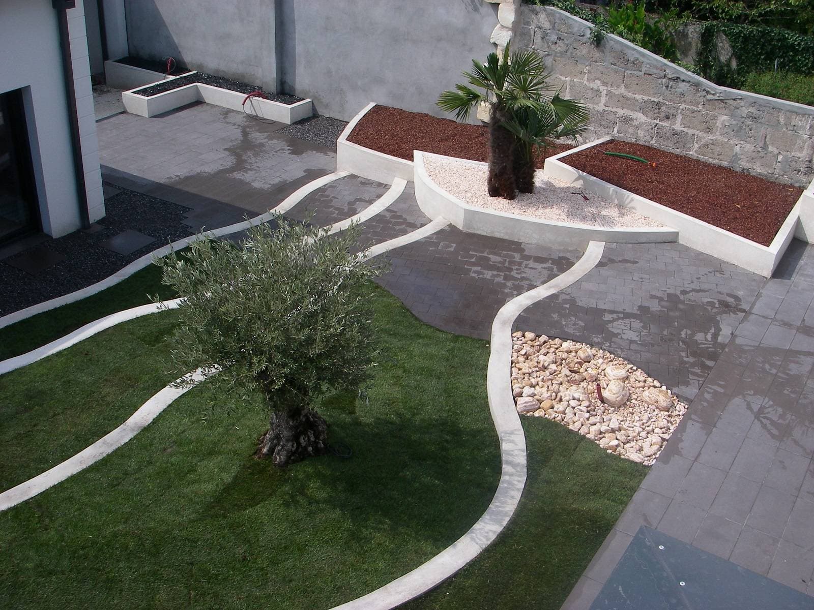 Jardin créé par Bouleris pour un particulier à Hourtin, olivier et allées dessinées