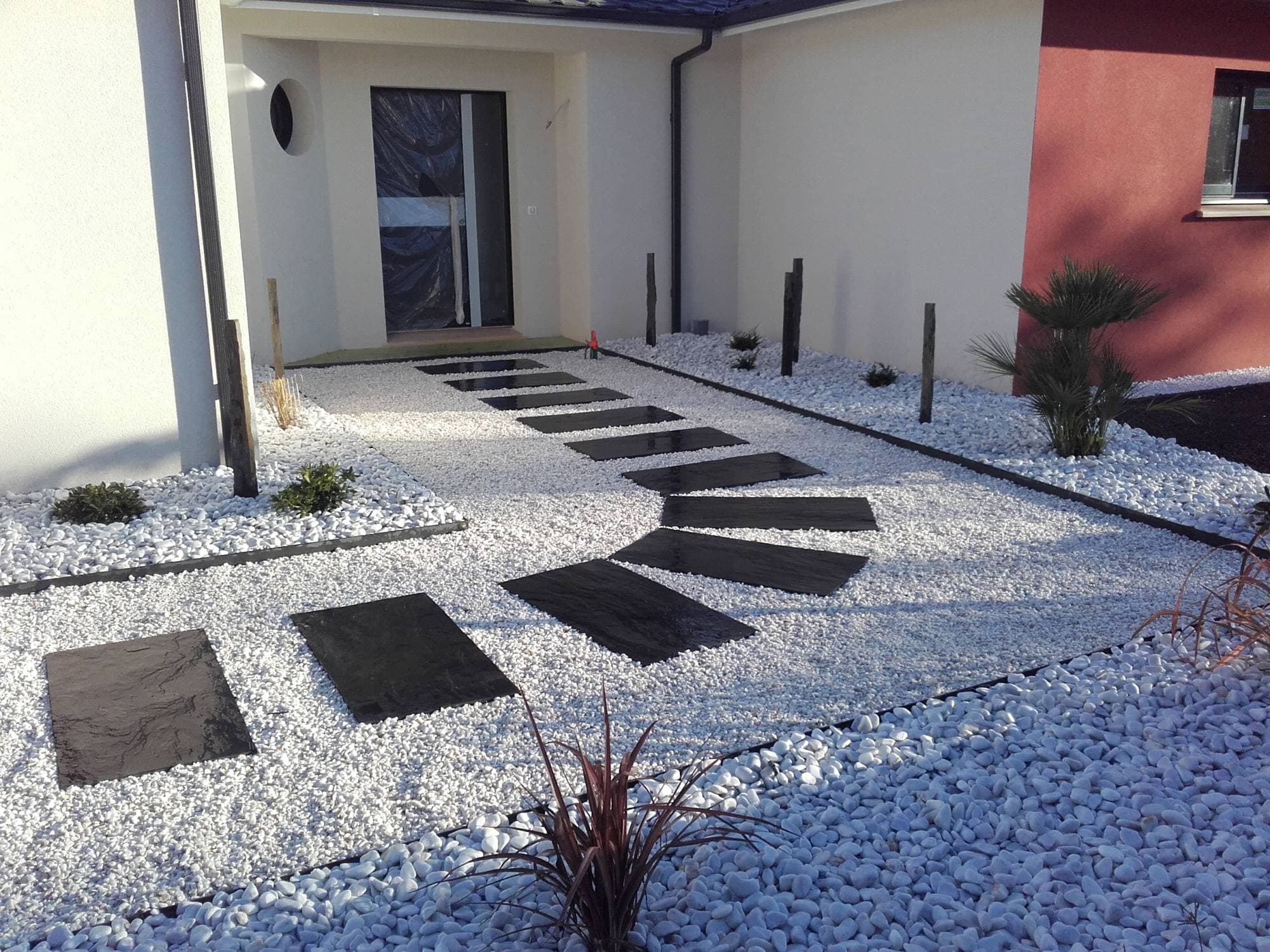 Jardin minéral en galets blancs avec pas japonais en ardoise à Vendays-Montalivet