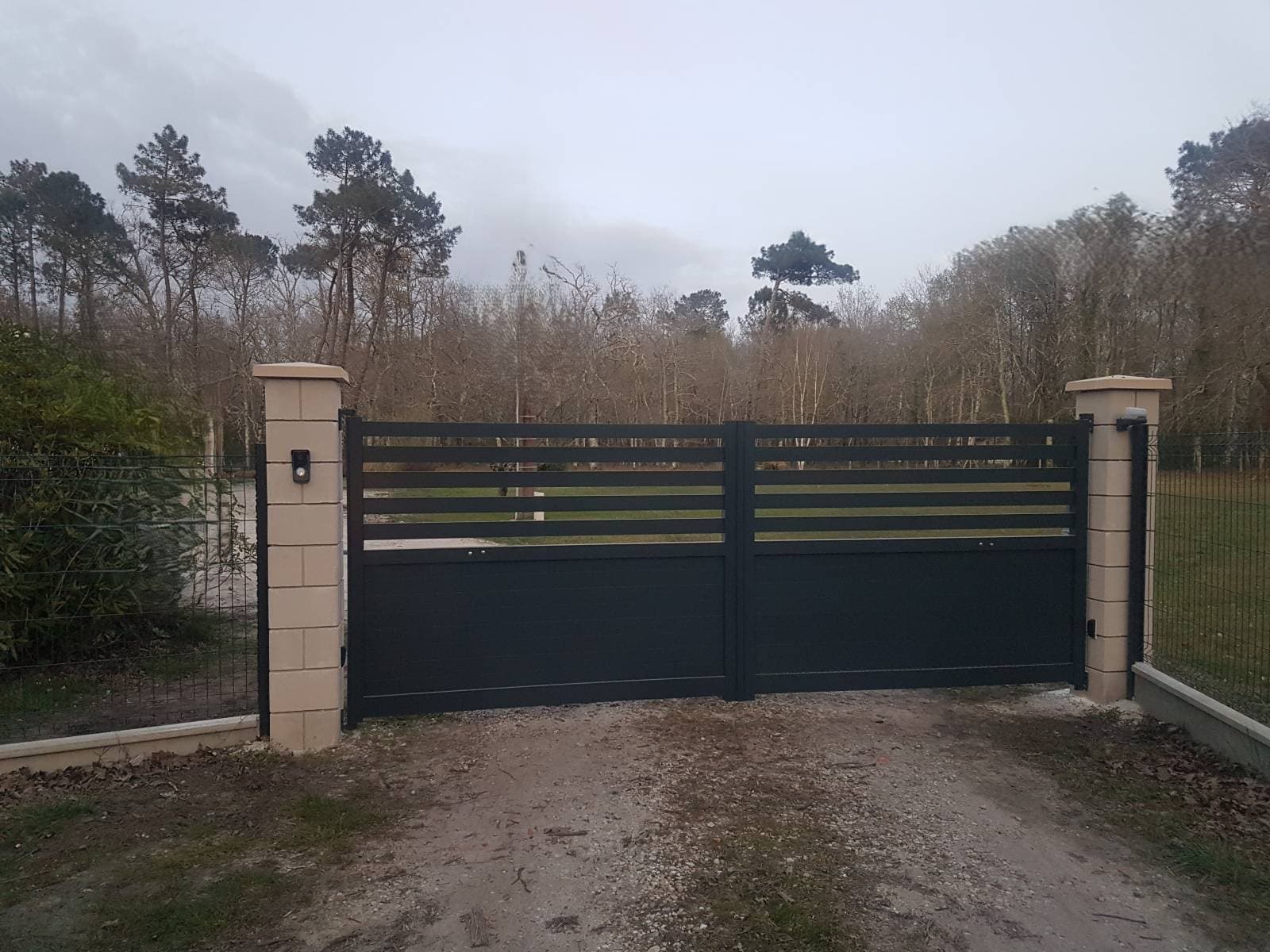Portail aluminium battant gris anthracite posé par Bouleris